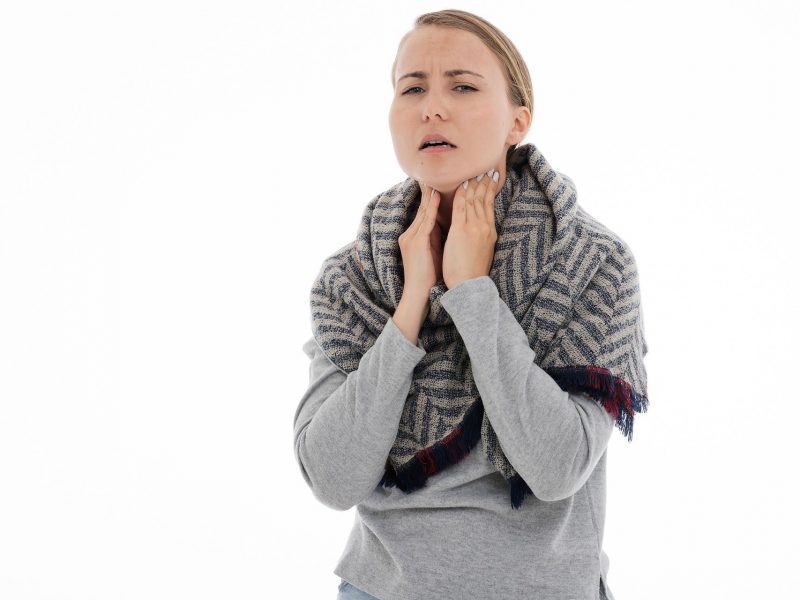 ¿Qué causa los nódulos tiroideos?