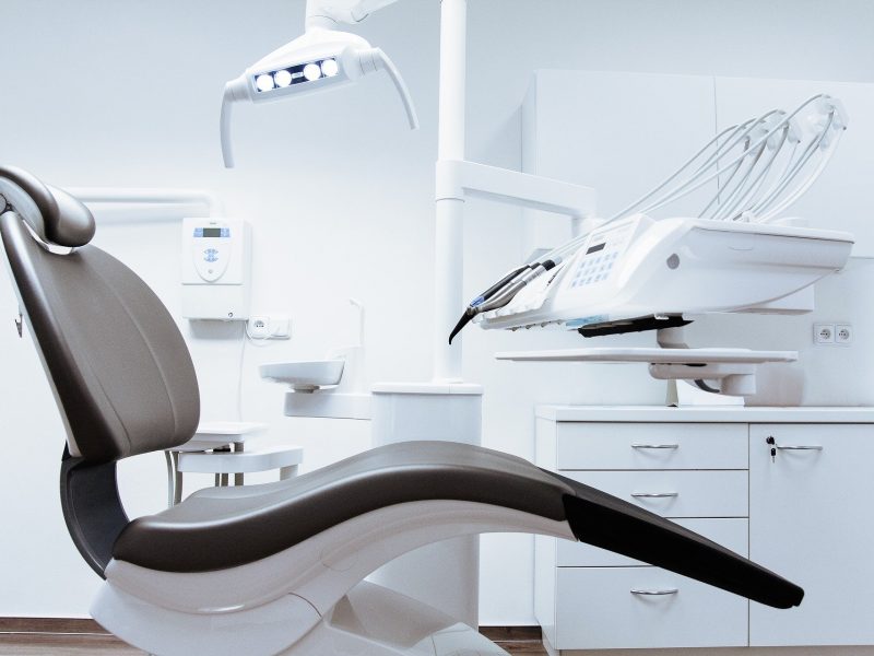 ¿Cuál es la diferencia entre un dentista y un periodoncista?