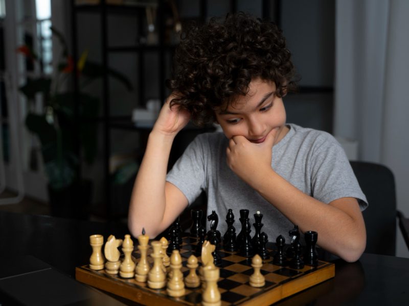 Gracias al ajedrez los niños pueden mejorar habilidades para su futuro mientras juegan