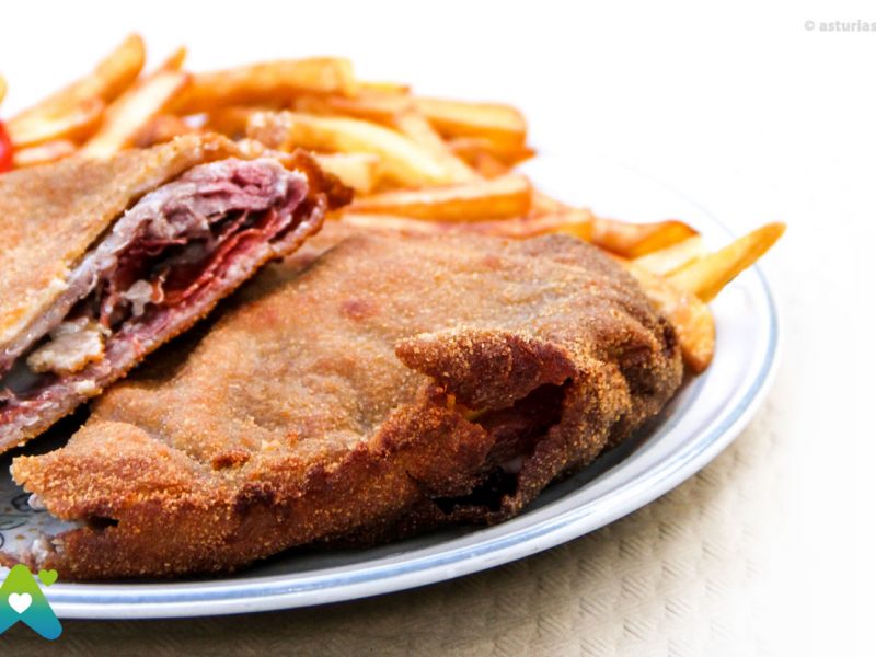 El Arte de Empanar: La Técnica Secreta que Eleva el Cachopo del Campillín a la Perfección