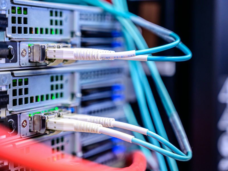 Del Caos al Control: Cómo Elegir los Accesorios Ideales para tu Rack 19