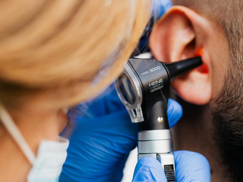 Guía de supervivencia auditiva: Hábitos diarios para un mundo ruidoso